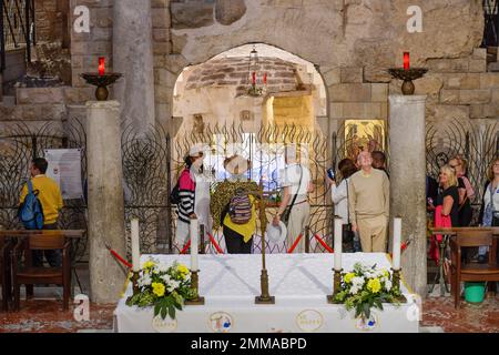 Santuario inferiore con Grotta dell'Annunciazione, Basilica dell'Annunciazione, Nazaret, Israele Foto Stock