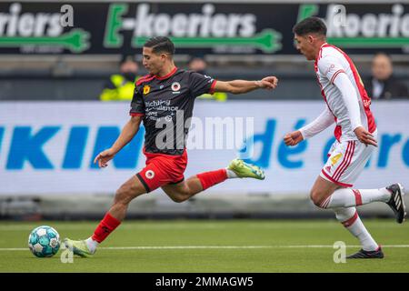 ROTTERDAM, PAESI BASSI - 29 GENNAIO: Couhaibo Driouech di Excelsior Rotterdam e Edson Alvarez di Ajax durante la partita olandese di Eredivie tra Excelsior Rotterdam e Ajax allo stadio Van Donge & De Roo il 29 gennaio 2022 a Rotterdam, Paesi Bassi (Foto di Peter van der Klooster/Alamy Live News) Foto Stock