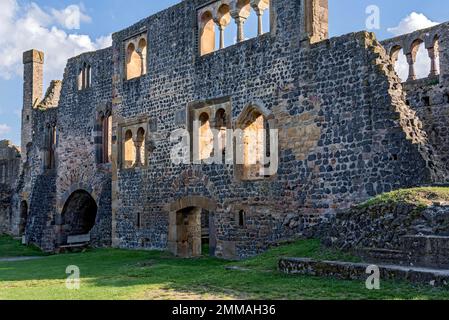 Facciata del romanico Muenzenberg Palas con finestre e portici, cortile del castello, rovine del castello medievale Stauferburg Muenzenberg, anche Foto Stock