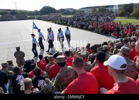 I membri del team di perforazione per la regolazione dello squadrone di addestramento 334th si esibiscono durante il drill-down del gruppo di addestramento 81st sul cuscinetto di perforazione della struttura di supporto alla formazione di Levitow presso la base dell'aeronautica di Keesler, Mississippi, 16 settembre 2022. Keesler forma più di 30.000 studenti ogni anno. Durante la formazione, gli Airmen hanno l'opportunità di fare volontariato per imparare ed eseguire le procedure di drill-down. Foto Stock