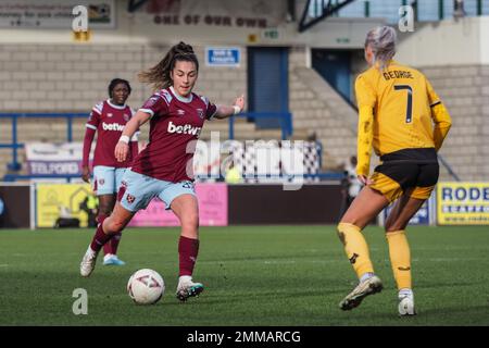 Telford, Regno Unito. 29th Jan, 2023. Telford, Inghilterra, 29th 2023 gennaio: Halle Houssein (33 prosciutto ad ovest) sulla palla durante la partita di fa Cup femminile tra Wanderers Wolverhampton e prosciutto ad ovest Unito a New Bucks Head a Telford, Inghilterra (Natalie Mincher/SPP) Credit: SPP Sport Press Photo. /Alamy Live News Foto Stock