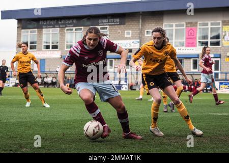 Telford, Regno Unito. 29th Jan, 2023. Telford, Inghilterra, gennaio 29th 2023: Mel Filis (17 prosciutto ad ovest) sulla palla durante la partita di Coppa fa femminile tra Wanderers Wolverhampton e prosciutto ad ovest Unito a New Bucks Head a Telford, Inghilterra (Natalie Mincher/SPP) Credit: SPP Sport Press Photo. /Alamy Live News Foto Stock