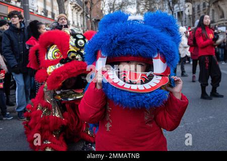 Parigi, Francia. 29th Jan, 2023. Olivier Donnars / le Pictorium - sfilata di Capodanno cinese tradizionale - 29/1/2023 - Francia / Ile-de-France (regione) / Parigi 13th° distretto (13th° arrondissement di Parigi) - La tradizionale sfilata cinese di Capodanno ha fatto il suo ritorno al 13th ° arrondissement di Parigi dopo un'interruzione di 3 anni a causa della pandemia di Covid. Credit: LE PICTORIUM/Alamy Live News Foto Stock