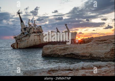 Relitto di Edro III sulla riva a Coral Bay, Paphos, Cipro Foto Stock