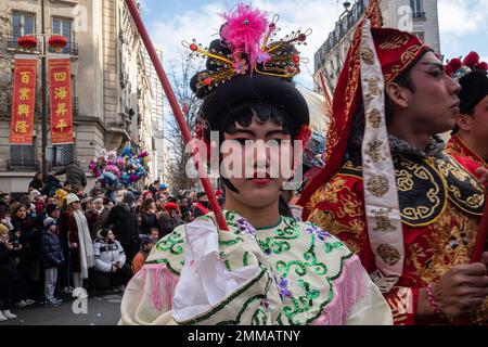 Parigi, Francia. 29th Jan, 2023. Olivier Donnars / le Pictorium - sfilata di Capodanno cinese tradizionale - 29/1/2023 - Francia / Ile-de-France (regione) / Parigi 13th° distretto (13th° arrondissement di Parigi) - La tradizionale sfilata cinese di Capodanno ha fatto il suo ritorno al 13th ° arrondissement di Parigi dopo un'interruzione di 3 anni a causa della pandemia di Covid. Credit: LE PICTORIUM/Alamy Live News Foto Stock