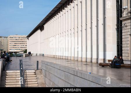 Marsiglia, Provenza, Francia, 12 31 2022 - colonne della facciata della stazione ferroviaria di Saint Charles Foto Stock