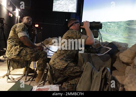 Air Naval Gunfire Liaison Company (ANGLICO) Marine Forces Reserviss esercitarsi a sparare esercizi nel Centro di Simulazione prima di eseguire esercitazioni sul campo. Foto Stock