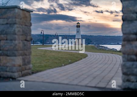 Foto al tramonto del faro di Myers Point a Myers Park a Lansing NY, contea di Tompkins. Il faro si trova sulla riva del lago Cayuga. Foto Stock