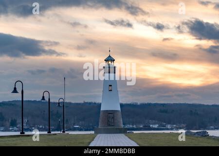 Foto al tramonto del faro di Myers Point a Myers Park a Lansing NY, contea di Tompkins. Il faro si trova sulla riva del lago Cayuga. Foto Stock
