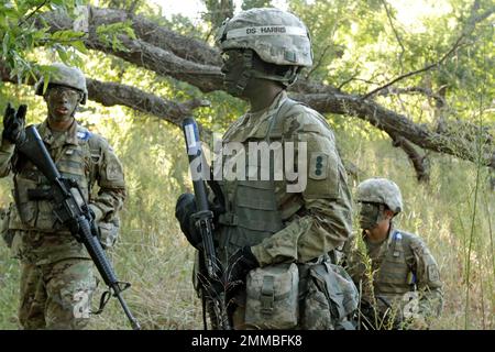 Addestramento di base di combattimento campo di addestramento esercizio, sergente di trapano femminile che istruisce gli allievi, Fort Sill, Oklahoma, 5 ottobre, 2016.Photo by Cindy McIntyre Foto Stock