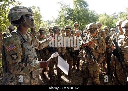 Addestramento di base di combattimento campo di addestramento esercizio, sergente di trapano femminile che istruisce gli allievi, Fort Sill, Oklahoma, 5 ottobre, 2016.Photo by Cindy McIntyre Foto Stock