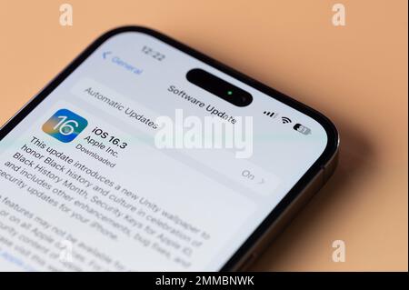 New york, USA - 28 gennaio 2022: Aggiornamento di iphone al più recente IOS in vista ravvicinata dello schermo dello smartphone Foto Stock