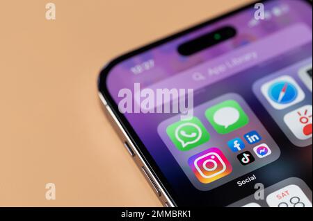 New york, USA - 28 gennaio 2022: Utilizzo delle app dei social media su iphone 14 pro nella vista ravvicinata dello schermo dello smartphone Foto Stock