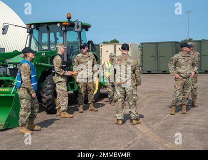 L'ispettore generale e il team di ispezione Wing del 111th Attack Wing osservano che gli Airmen partecipano a un esercizio di preparazione venerdì 16 settembre 2022 presso la base della guardia nazionale Biddle Air. L'esercizio di preparazione si è svolto da settembre 15 a settembre 17 e ha convalidato le funzionalità di preparazione alla distribuzione e alla pre-implementazione di Wing. Foto Stock