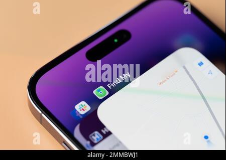 New york, USA - 28 gennaio 2022: Utilizzo di trova la mia app su iphone 14 pro in vista ravvicinata dello schermo dello smartphone Foto Stock