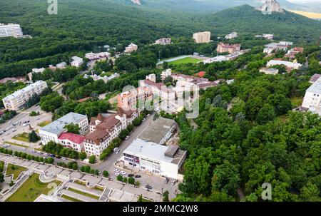 Veduta aerea della città di Zheleznovodsk, Stavropol Krai, Russia. Paesaggio con edifici e verde foresta nella località turistica di Zheleznovodsk in estate. Tema di Foto Stock