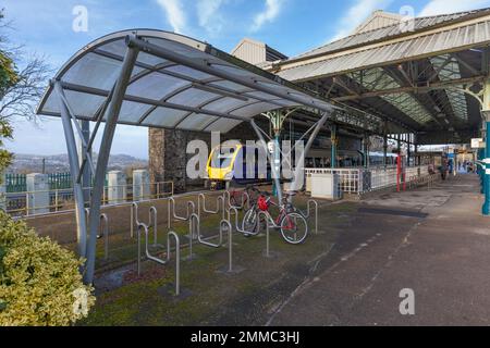 Treno Northern Rail CAF classe 195 alla stazione ferroviaria di Oxenholme, il Lake District, accanto al portabiciclette Foto Stock