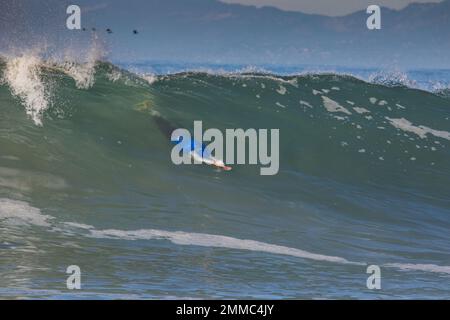 BODYSURFING Waves al South Jetty concorso di body surfing 2022 a Ventura, California, USA Foto Stock