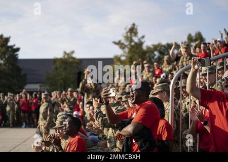 I militari del 336th Training Squadron allietano durante il 81st Training Group drill down sulla base di perforazione del Levitow Training Support Facility presso la Keesler Air Force base, Mississippi, 16 settembre 2022. Keesler forma più di 30.000 studenti ogni anno. Durante la formazione, gli Airmen hanno l'opportunità di fare volontariato per imparare ed eseguire le procedure di drill-down. Foto Stock