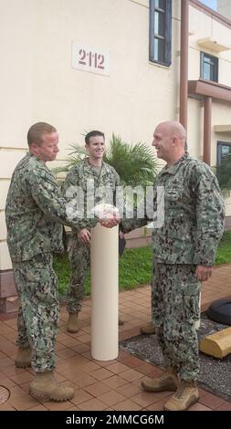 SANTA RITA, Guam (settembre 16, 2002) CMdR. John Keefe, comandante dell'unità mobile di Ordnance esplosiva cinque (EODMU5), saluta l'ADM posteriore. Bradley Andros alla base navale composta del EODMU5 Guam. Foto Stock