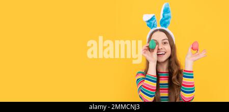 Buona Pasqua. felicità infantile. bambino in orecchie di coniglio tenere uova dipinte. tempo di divertimento. Poster orizzontale del bambino di Pasqua. Intestazione banner Web di coniglietto Foto Stock