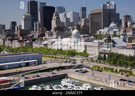 Lo skyline di Montreal e il porticciolo preso dalla torre dell'orologio nel Porto Vecchio di Montreal in estate, Quebec, Canada. Foto Stock