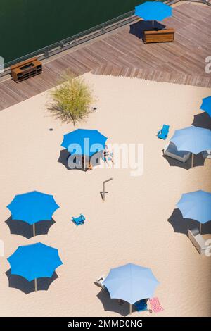 Vista dall'alto della spiaggia della Torre dell'Orologio di fronte al porticciolo nel Porto Vecchio di Montreal in estate, Quebec, Canada. Foto Stock