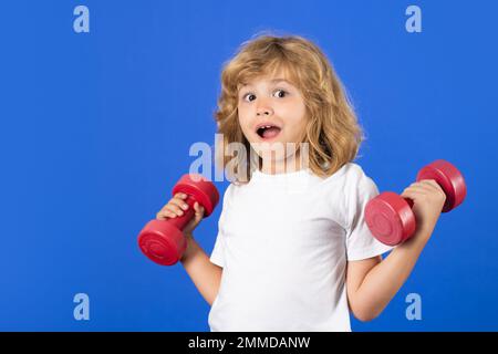 Allenamento per bambini. Sport per bambini. Bambino che si esercita con i manubri. Bambino sportivo con manubri. Foto Stock