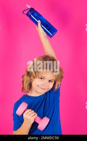 Bambini sportivi, ritratto isolato in studio. Attività sportive a piacere con i bambini. Ragazzo biondo con manubri. Esercizi sportivi per bambini. Divertente Foto Stock