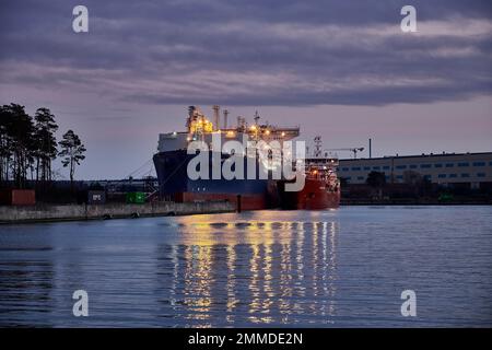 Lubmin, Germania - 01 28 2023: Primo terminale GNL con la nave cisterna Neptune (Offshore Support Vessel, IMO 9385673) ormeggiata per il rigassificazione di GNL da Foto Stock