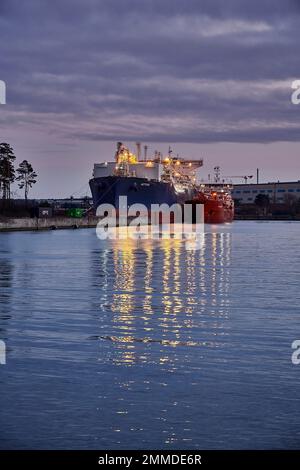 Lubmin, Germania - 01 28 2023: Primo terminale GNL con la nave cisterna Neptune (Offshore Support Vessel, IMO 9385673) ormeggiata per il rigassificazione di GNL da Foto Stock