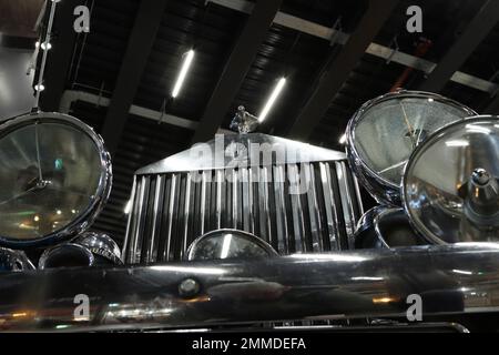 I radiatori e i fari Vintage Rolls Royce del 1940s sono visti dal basso per mostrare il classico distintivo e la donna volante Foto Stock