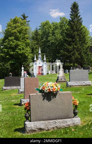 Cimitero di Sainte-Famille e piccola cappella accanto alla chiesa di Sainte-Famille in estate, Sainte-Famille, Ile d'Orleans, Quebec, Canada. Foto Stock