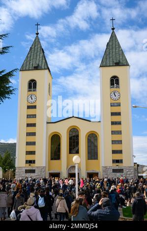 Processione della gente verso la Chiesa di San Giacomo nella Domenica delle Palme a Medjugorje, Bosnia-Erzegovina. Foto Stock