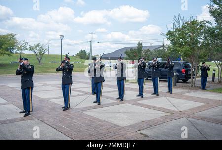 Soldati di 1st battaglione, 34th reggimento di fanteria sparano un saluto di 21-Gun in onore del PFC. Alyssa Cahon 16 settembre presso la Cappella del posto principale. Cahoon, assegnato alla Società B, è crollato durante un esercizio di allenamento e morì cinque giorni dopo di una “rara e completamente non rilevabile anomalia cardiaca”, secondo un messaggio di Facebook della madre di Cahoon, Susan Cahoon. Foto Stock