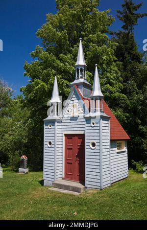 Piccola cappella nel cimitero di Sainte-Famille accanto alla chiesa di Sainte-Famille in estate, Sainte-Famille, Ile d'Orleans, Quebec, Canada. Foto Stock