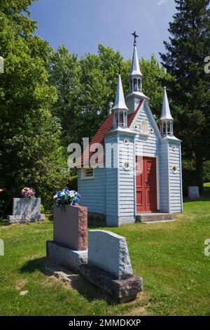 Piccola cappella nel cimitero di Sainte-Famille accanto alla chiesa di Sainte-Famille in estate, Sainte-Famille, Ile d'Orleans, Quebec, Canada. Foto Stock