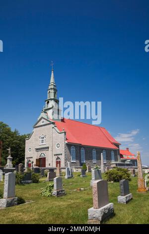 Cimitero e chiesa di Saint-Jean in estate, Saint-Jean, Ile d'Orleans, Quebec, Canada. Foto Stock