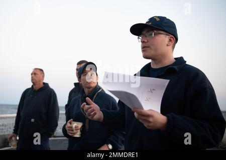 U.S. Coast Guard Petty Officer 2nd Class John Roberts, uno specialista di intelligence a bordo di USCGC Bear (WMEC 901), ha informato i suoi compagni di nave con intel sulla nave da pesca disabili che si stavano preparando ad assistere, Oceano Atlantico, 16 settembre 2022. L'orso stava rispondendo ad un caso di ricerca e salvataggio. Foto Stock