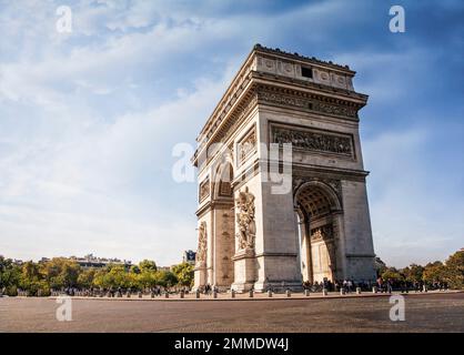 L'Arc de Triomphe de l Étoile sorge orgogliosamente all'estremità occidentale dei Campi Elisi a Parigi, Francia. Foto Stock