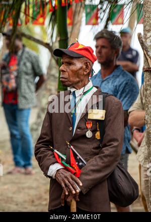 Gli abitanti del villaggio salutano i membri del team della Defense POW/mia Accounting Agency (DPAA) con una tradizionale parata di benvenuto durante una celebrazione della Papau New Guinea Independence Day al Banak Village, Papua Nuova Guinea, 16 settembre 2022. Il villaggio di Banak ha messo insieme una celebrazione in memoria del 1st. Il Lt. Gabriel J. Eggud, i cui resti sono stati rinvenuti e poi contabilizzati in una missione di recupero nel 2019. La missione di DPAA è quella di ottenere la contabilità più completa possibile per il personale degli Stati Uniti mancante e non contabilizzato per le loro famiglie e la nostra nazione. Foto Stock