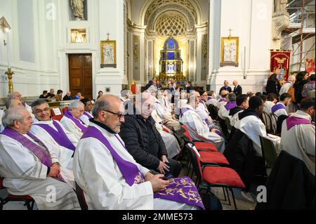 Palermo, Italia. 17th Jan, 2023. Presbiteri visti nella Cattedrale durante la cerimonia funeraria ufficiale per il compianto missionario Biagio Conte. Funerali ufficiali per il laico missionario Biagio Conte, morto il 12th gennaio 2023. La celebrazione per il fondatore della Missione di speranza e Carità (Missione speranza e Carità) per i poveri e i senzatetto di Palermo, si è svolta nella Cattedrale di Santa Vergine Maria Assunta alla presenza di rappresentanti di diverse tradizioni e autorità religiose. Credit: SOPA Images Limited/Alamy Live News Foto Stock