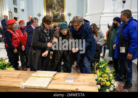 Palermo, Italia. 17th Jan, 2023. I parenti detengono Maria Conte (C), madre di Biagio Conte, durante la cerimonia funeraria ufficiale per suo figlio. Funerali ufficiali per il laico missionario Biagio Conte, morto il 12th gennaio 2023. La celebrazione per il fondatore della Missione di speranza e Carità (Missione speranza e Carità) per i poveri e i senzatetto di Palermo, si è svolta nella Cattedrale di Santa Vergine Maria Assunta alla presenza di rappresentanti di diverse tradizioni e autorità religiose. Credit: SOPA Images Limited/Alamy Live News Foto Stock