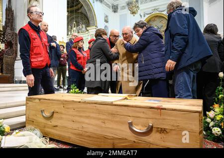 Palermo, Sicilia, Italia. 17th Jan, 2023. Grazia Conte (R), sorella di Biagio Conte, conforta il padre Giuseppe (C) durante la cerimonia funeraria ufficiale del compianto missionario Biagio Conte. Funerali ufficiali per il laico missionario Biagio Conte, morto il 12th gennaio 2023. La celebrazione per il fondatore della Missione di speranza e Carità (Missione speranza e CaritÃ ) per i poveri e i senzatetto di Palermo, si è svolta nella Cattedrale di Santa Vergine Maria Assunta alla presenza di rappresentanti di diverse tradizioni e autorità religiose. (Credit Image: © Valeria Ferraro/SOPA Images vi Foto Stock