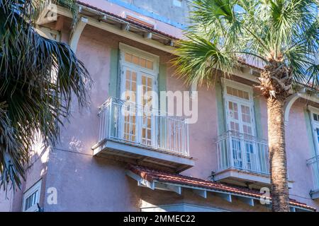 NEW ORLEANS, LA, USA - 26 GENNAIO 2023: Parte superiore della casa Uptown con uno stile tropicale che mostra balconi finestra e tetto piastrellato Foto Stock