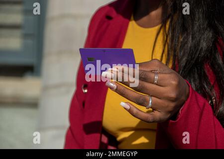 Primo piano della mano di una donna d'affari che tiene una carta di credito. Concetto di banca, shopping ed economia Foto Stock