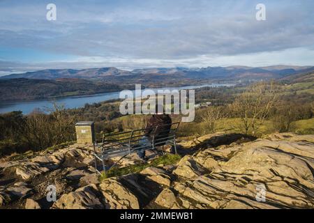 Camminando per i Wainwright Outlyers vicino a Windermere nel Lake District Foto Stock