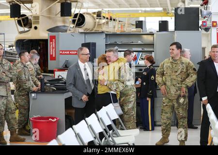 Un nuovo pattino di atterraggio di addestramento dell'elicottero al campo di aviazione dell'esercito di Muir è dedicato all'ufficiale di garanzia principale 3 Matthew Ruffner e all'ufficiale di garanzia principale 2 Jarett Yoder durante una cerimonia nell'edificio di istruzioni di manutenzione di aeronautica qui. I due piloti sono stati uccisi il 9 aprile 2013 quando l'elicottero AH-64 Apache loro erano in volo si è schiantato durante una missione di volo nella provincia di Nangarhar, Afghanistan. Stavano servendo su un dispiegamento di combattimento con la ditta di Bravo, battaglione di ricognizione di attacco 1-104th, brigata di aeronautica di combattimento 28th durante l'operazione che sopporta la libertà. Foto Stock