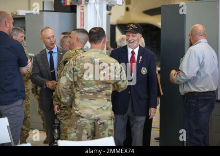 Un nuovo pattino di atterraggio di addestramento dell'elicottero al campo di aviazione dell'esercito di Muir è dedicato all'ufficiale di garanzia principale 3 Matthew Ruffner e all'ufficiale di garanzia principale 2 Jarett Yoder durante una cerimonia nell'edificio di istruzioni di manutenzione di aeronautica qui. I due piloti sono stati uccisi il 9 aprile 2013 quando l'elicottero AH-64 Apache loro erano in volo si è schiantato durante una missione di volo nella provincia di Nangarhar, Afghanistan. Stavano servendo su un dispiegamento di combattimento con la ditta di Bravo, battaglione di ricognizione di attacco 1-104th, brigata di aeronautica di combattimento 28th durante l'operazione che sopporta la libertà. Foto Stock