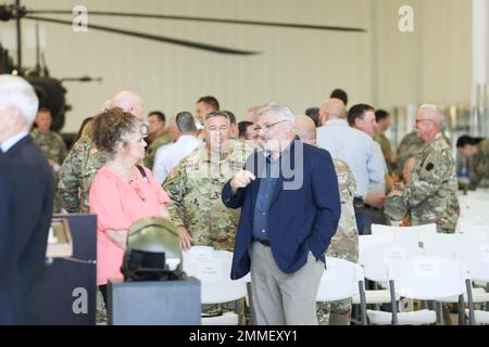 Un nuovo pattino di atterraggio di addestramento dell'elicottero al campo di aviazione dell'esercito di Muir è dedicato all'ufficiale di garanzia principale 3 Matthew Ruffner e all'ufficiale di garanzia principale 2 Jarett Yoder durante una cerimonia nell'edificio di istruzioni di manutenzione di aeronautica qui. I due piloti sono stati uccisi il 9 aprile 2013 quando l'elicottero AH-64 Apache loro erano in volo si è schiantato durante una missione di volo nella provincia di Nangarhar, Afghanistan. Stavano servendo su un dispiegamento di combattimento con la ditta di Bravo, battaglione di ricognizione di attacco 1-104th, brigata di aeronautica di combattimento 28th durante l'operazione che sopporta la libertà. Foto Stock